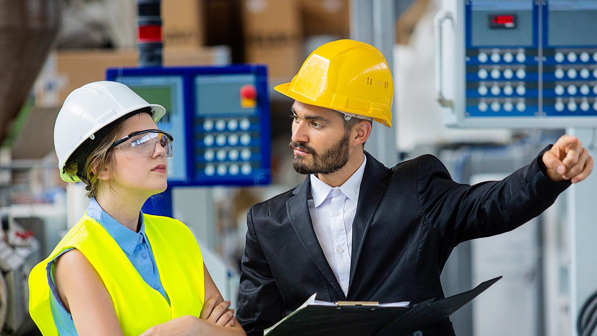 Pareja de trabajadores que ha estudiado el Máster en SIG de UNIR y evalúa la gestión de calidad y medio ambiente.