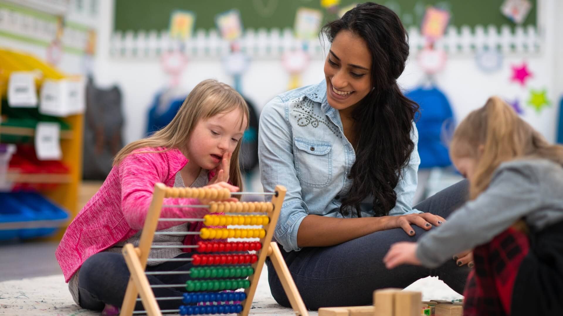 Estudiante y profesora interactuando en una clase de educación especial – UNIR España 