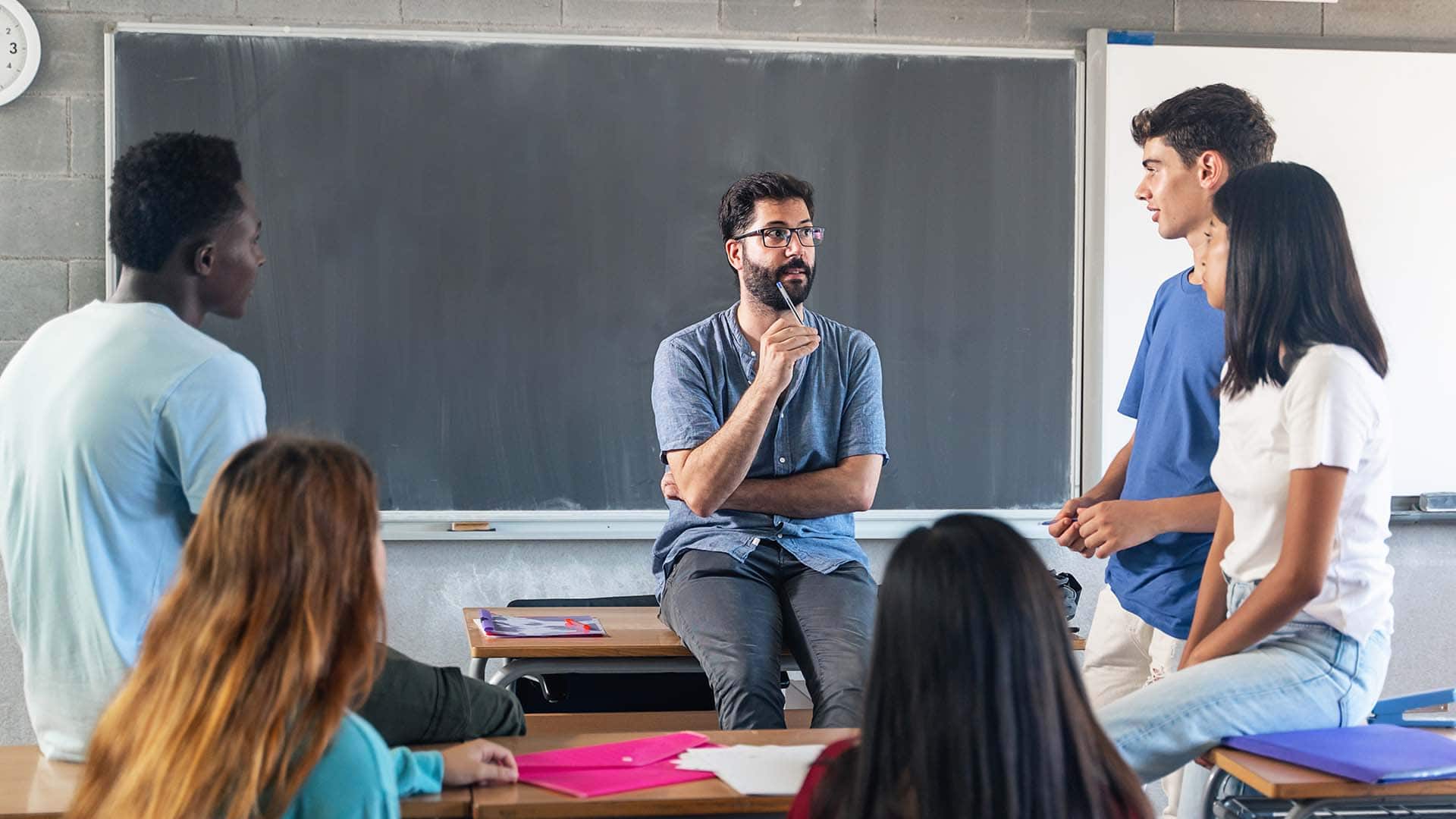 Estudiante del Máster en Resolución de Conflictos en el Aula mediando en un conflicto entre sus alumnos